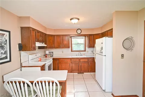 Kitchen - 618 Cathy Ann Dr, Boardman, OH 44512 photo 2 of 3