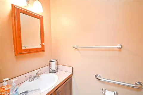 Bath - 618 Cathy Ann Dr, Boardman, OH 44512 photo 1 of 3