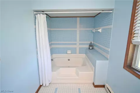 Bath - 618 Cathy Ann Dr, Boardman, OH 44512 photo 2 of 3