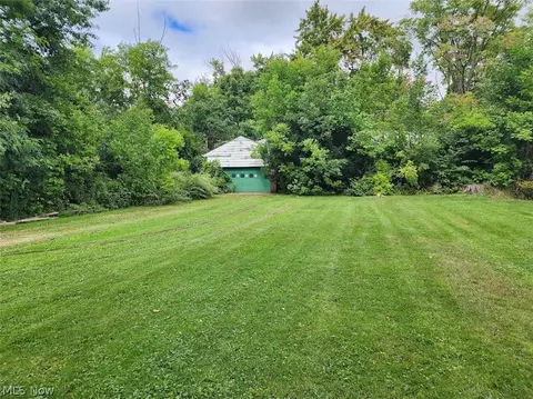 Exterior - 34357 White Rd, Willoughby Hills, OH 44092 photo 6 of 8