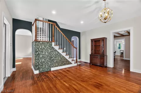 Entry Way - 1101 Walnut Blvd, Ashtabula, OH 44004 photo 2 of 7