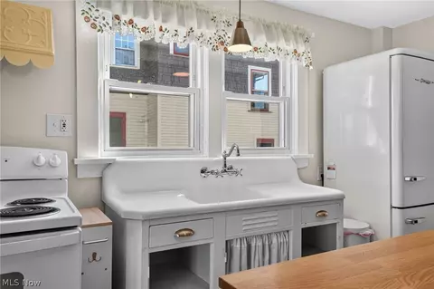 Kitchen - 1101 Walnut Blvd, Ashtabula, OH 44004 photo 2 of 4