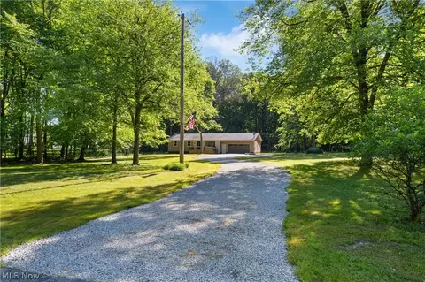 1075 NE River Rd, Lake Milton, OH 44429