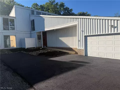 2 Sutton Pl, Shaker Heights, OH 44120