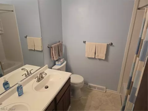 Bath - 187 Crestview Dr, Elyria, OH 44035 photo 4 of 5