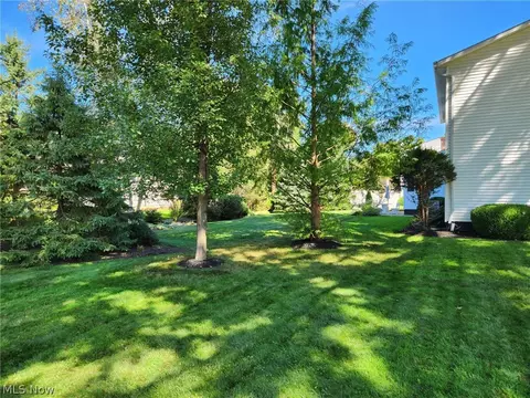 Exterior - 187 Crestview Dr, Elyria, OH 44035 photo 1 of 4