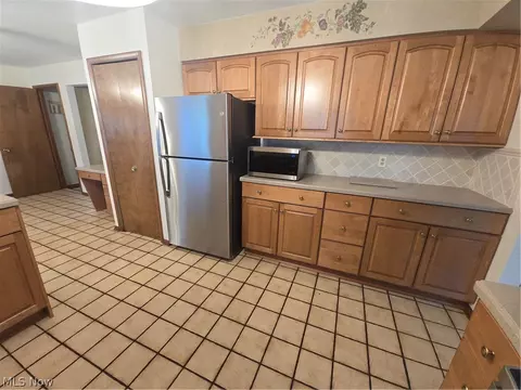 Kitchen - 187 Crestview Dr, Elyria, OH 44035 photo 2 of 3