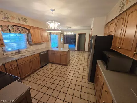 Kitchen - 187 Crestview Dr, Elyria, OH 44035 photo 3 of 3