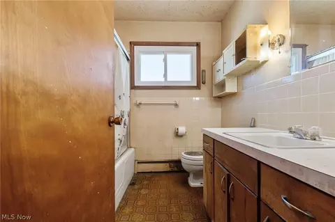 Bath - 730 S Myrtle Ave, Willard, OH 44890 photo 1 of 3
