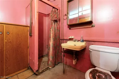Bath - 730 S Myrtle Ave, Willard, OH 44890 photo 3 of 3