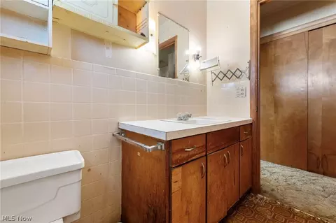Bath - 730 S Myrtle Ave, Willard, OH 44890 photo 2 of 3