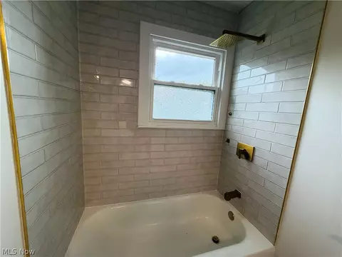 Bath - 793 Georgetown Ave, Elyria, OH 44035 photo 3 of 4