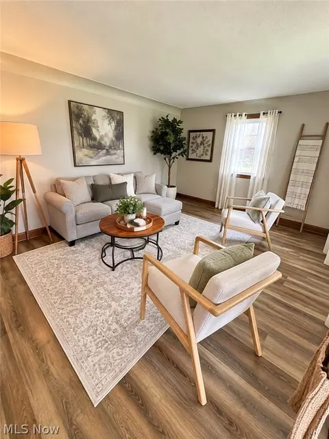 Living - 525 W Omar St, Struthers, OH 44471 photo 1 of 4