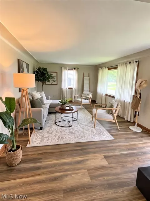 Living - 525 W Omar St, Struthers, OH 44471 photo 3 of 4