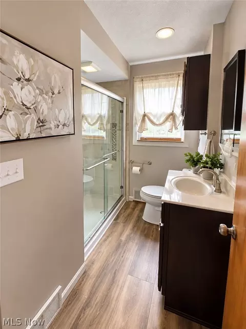 Bath - 525 W Omar St, Struthers, OH 44471 photo 1 of 2