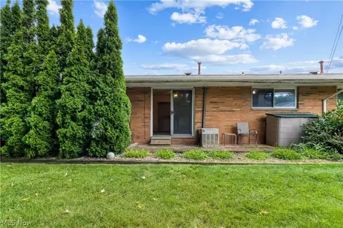 21884 River Oaks Dr, Rocky River, OH 44116