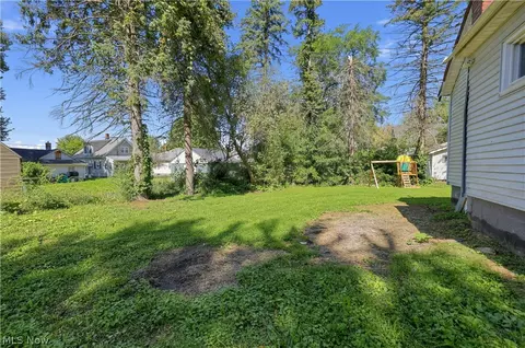 1717 Root Ave NE, Canton, OH 44705 photo 2