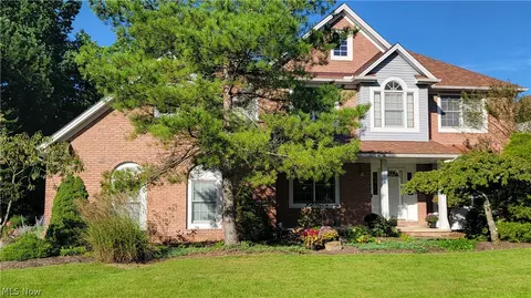8766 Pointe Dr, Broadview Heights, OH 44147
