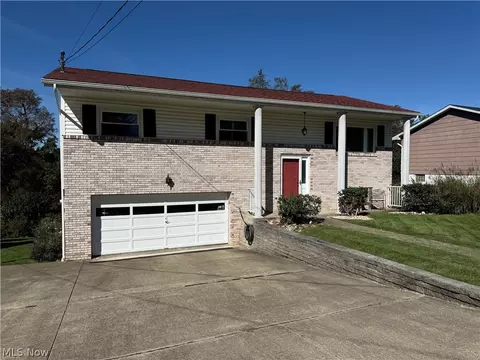221 Frostview Dr, Wintersville, OH 43953