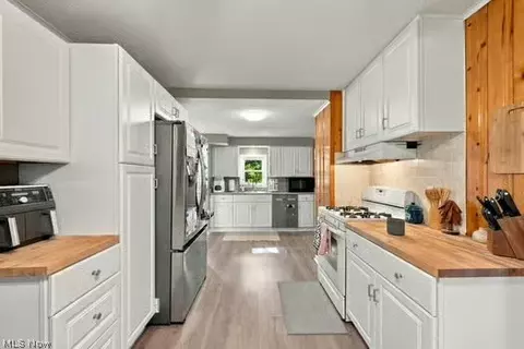 Kitchen - 2770 Ithaca Ave, Akron, OH 44312 photo 1 of 4