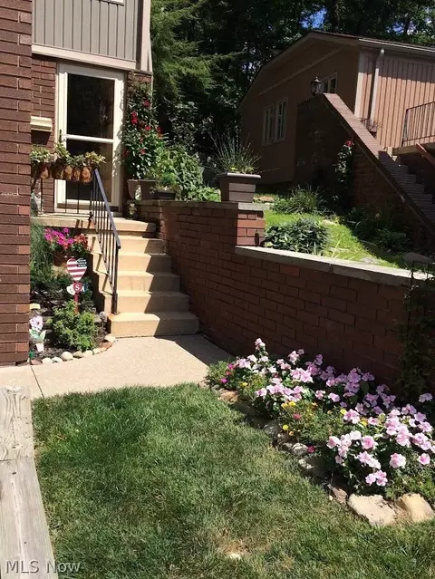 6855 W Fitzwater Rd, Brecksville, OH 44141