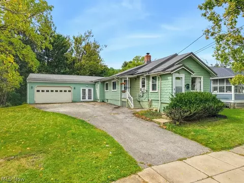 32 Oakwood Ave, Bedford, OH 44146