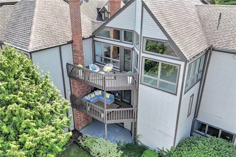 401 Darbys Run, Bay Village, OH 44140