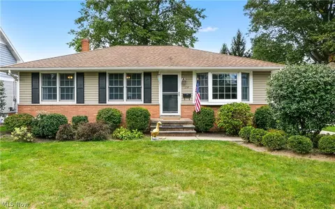 114 S Point Dr, Avon Lake, OH 44012