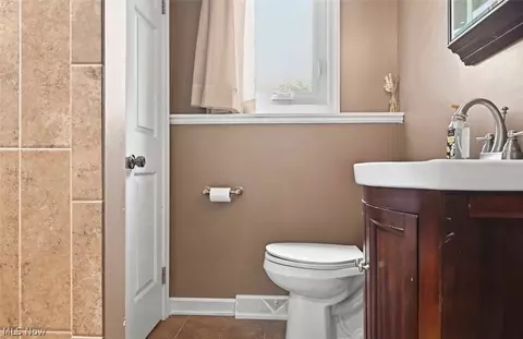 Bath - 5652 Bonnell Dr, Boardman, OH 44512 photo 2 of 3