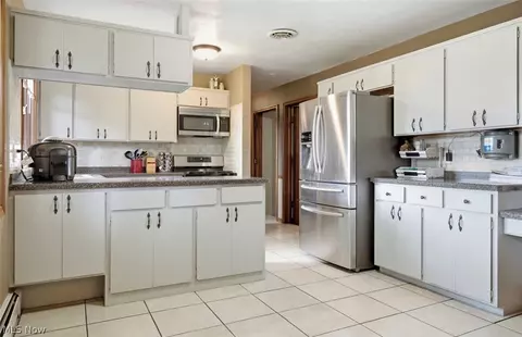 Kitchen - 715 Oakridge Dr, Boardman, OH 44512 photo 1 of 2