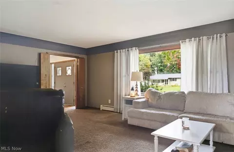 Living - 715 Oakridge Dr, Boardman, OH 44512 photo 2 of 2
