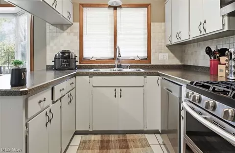 Kitchen - 715 Oakridge Dr, Boardman, OH 44512 photo 2 of 2
