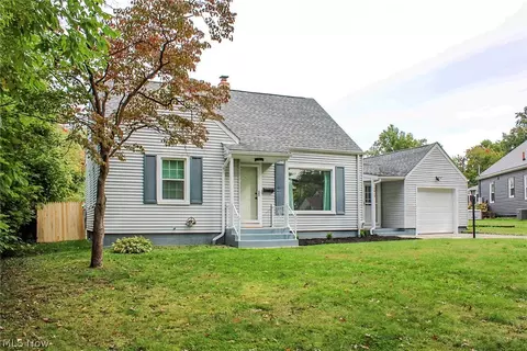 1415 Sunset Dr NE, Warren, OH 44483