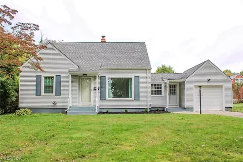 1415 Sunset Dr NE, Warren, OH 44483