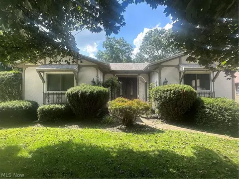 6425 Woodmoor Ave NW, Canton, OH 44718