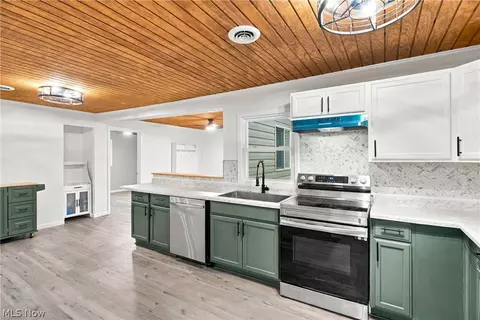 Kitchen - 330 Roosevelt Ave, Elyria, OH 44035 photo 2 of 5