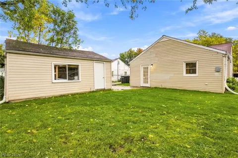 Exterior - 330 Roosevelt Ave, Elyria, OH 44035 photo 3 of 6