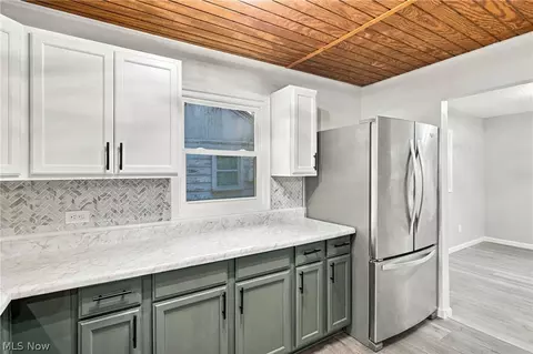 Kitchen - 330 Roosevelt Ave, Elyria, OH 44035 photo 4 of 5