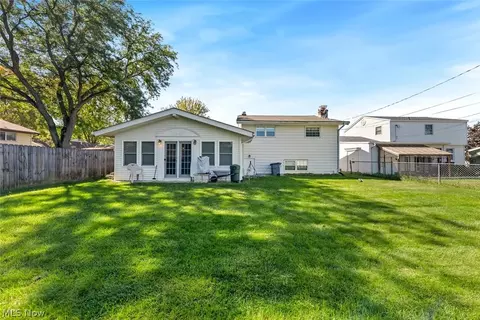 Exterior - 111 Edgefield Dr, Elyria, OH 44035 photo 2 of 2