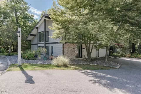 6889 Woodwalk Dr #46, Brecksville, OH 44141