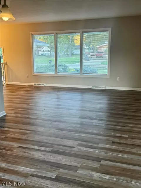 Living - 7052 Fox Hill Dr, Solon, OH 44139 photo 3 of 9