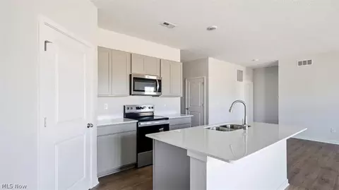 Kitchen - 109 Fippenny Pl, Mount Vernon, OH 43050 photo 2 of 5