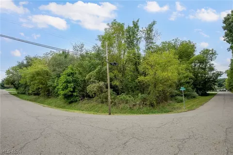Carnegie Avenue Nw, Massillon, OH 44646