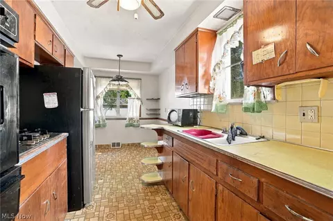Kitchen - 819 E 261st St, Euclid, OH 44132 photo 4 of 4