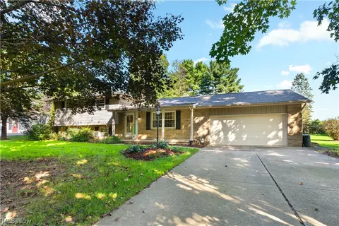 2561 Fallview St NW, Uniontown, OH 44685