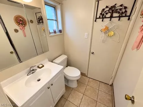 Bath - 569 Hemlock Dr, Euclid, OH 44132 photo 1 of 2