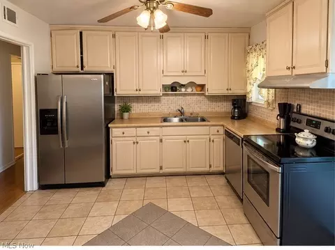 Kitchen - 569 Hemlock Dr, Euclid, OH 44132 photo 1 of 1