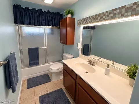 Bath - 569 Hemlock Dr, Euclid, OH 44132 photo 2 of 2