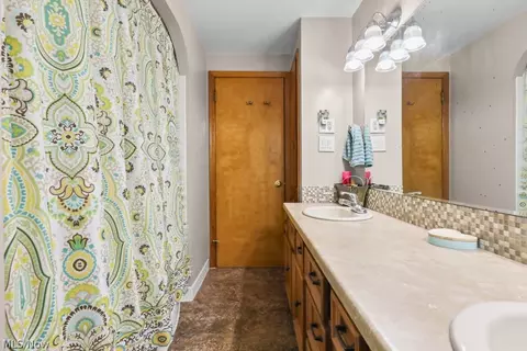 Bath - 3568 Mountview Ave, Alliance, OH 44601 photo 3 of 4