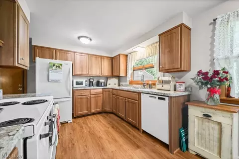 Kitchen - 3568 Mountview Ave, Alliance, OH 44601 photo 2 of 5
